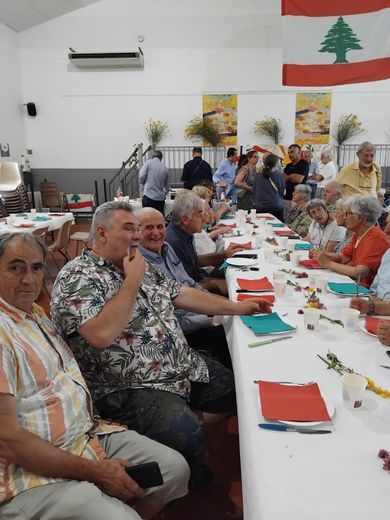 Donateurs et partenaires de l'association offre joie qui s'attablent.