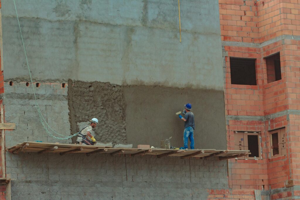 Ouvriers travaillant pour Offre Joie lors des travaux de Karantina